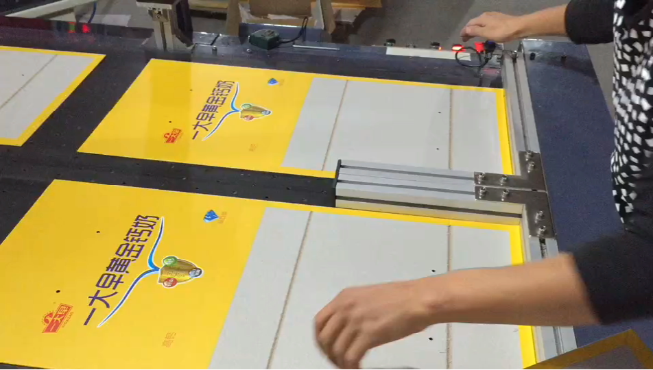 浙江半自動(dòng)奶包裝盒畫膠機(jī)