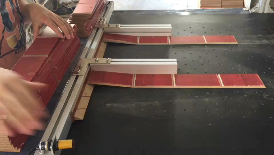 浙江半自動(dòng)木盒酒包裝盒點(diǎn)膠機(jī)