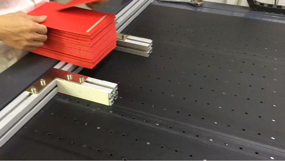 浙江半自動(dòng)噴霧手機(jī)盒組裝機(jī)